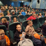 Uczniowie klas 3b, 3d, 1a, 1c oraz przedszkolaki z grupy „Słoneczka” i „Skrzaty” – wybrali się do GCK na spektakl pt. „Ja, Calineczka”
