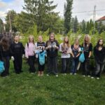 Wolontariusze ze Szkoły Podstawowej nr 4 wzięli udział w akcji porządkowania przestrzeni publicznej.