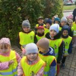 Uczniowie klas 3b, 3d, 1a, 1c oraz przedszkolaki z grupy „Słoneczka” i „Skrzaty” – wybrali się do GCK na spektakl pt. „Ja, Calineczka”