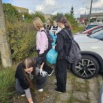 Wolontariusze ze Szkoły Podstawowej nr 4 wzięli udział w akcji porządkowania przestrzeni publicznej.