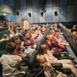 Uczniowie klas 3b, 3d, 1a, 1c oraz przedszkolaki z grupy „Słoneczka” i „Skrzaty” – wybrali się do GCK na spektakl pt. „Ja, Calineczka”