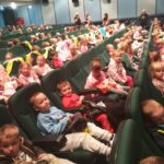 Uczniowie klas 3b, 3d, 1a, 1c oraz przedszkolaki z grupy „Słoneczka” i „Skrzaty” – wybrali się do GCK na spektakl pt. „Ja, Calineczka”