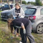 Wolontariusze ze Szkoły Podstawowej nr 4 wzięli udział w akcji porządkowania przestrzeni publicznej.