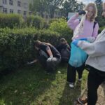 Wolontariusze ze Szkoły Podstawowej nr 4 wzięli udział w akcji porządkowania przestrzeni publicznej.