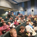 Uczniowie klas 3b, 3d, 1a, 1c oraz przedszkolaki z grupy „Słoneczka” i „Skrzaty” – wybrali się do GCK na spektakl pt. „Ja, Calineczka”