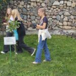 Wolontariusze ze Szkoły Podstawowej nr 4 wzięli udział w akcji porządkowania przestrzeni publicznej.
