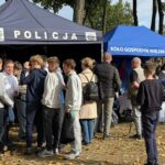 Uczniowie naszej szkoły na uroczystości wbicia pierwszej łopaty pod budowę kompleksu wojskowego w Grajewie