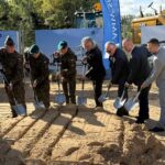Uczniowie naszej szkoły na uroczystości wbicia pierwszej łopaty pod budowę kompleksu wojskowego w Grajewie