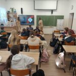 Zajęcia z edukacji zdrowotnej w klasie Va z udziałem pracownic gabinetu stomatologicznego „Dentur” w Grajewie