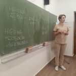 Zajęcia z edukacji zdrowotnej w klasie Va z udziałem pracownic gabinetu stomatologicznego „Dentur” w Grajewie