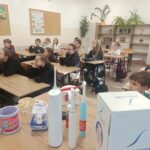 Zajęcia z edukacji zdrowotnej w klasie Va z udziałem pracownic gabinetu stomatologicznego „Dentur” w Grajewie