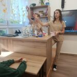 Zajęcia z edukacji zdrowotnej w klasie Va z udziałem pracownic gabinetu stomatologicznego „Dentur” w Grajewie