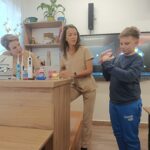 Zajęcia z edukacji zdrowotnej w klasie Va z udziałem pracownic gabinetu stomatologicznego „Dentur” w Grajewie