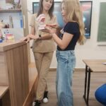 Zajęcia z edukacji zdrowotnej w klasie Va z udziałem pracownic gabinetu stomatologicznego „Dentur” w Grajewie