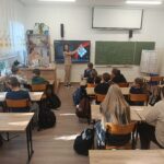 Zajęcia z edukacji zdrowotnej w klasie Va z udziałem pracownic gabinetu stomatologicznego „Dentur” w Grajewie