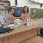 Zajęcia z edukacji zdrowotnej w klasie Va z udziałem pracownic gabinetu stomatologicznego „Dentur” w Grajewie