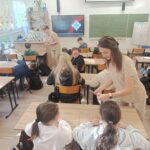 Zajęcia z edukacji zdrowotnej w klasie Va z udziałem pracownic gabinetu stomatologicznego „Dentur” w Grajewie