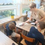 Zajęcia z edukacji zdrowotnej w klasie Va z udziałem pracownic gabinetu stomatologicznego „Dentur” w Grajewie