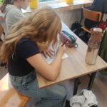 Zajęcia z edukacji zdrowotnej w klasie Va z udziałem pracownic gabinetu stomatologicznego „Dentur” w Grajewie