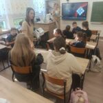 Zajęcia z edukacji zdrowotnej w klasie Va z udziałem pracownic gabinetu stomatologicznego „Dentur” w Grajewie