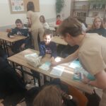 Zajęcia z edukacji zdrowotnej w klasie Va z udziałem pracownic gabinetu stomatologicznego „Dentur” w Grajewie