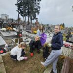 Wolontariusze pamiętają o opuszczonych grobach